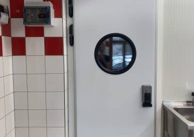 chladírenské dveře s kapličkou a průzorem